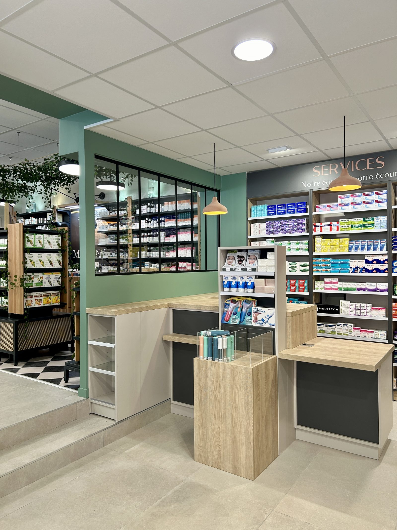La grande pharmacie d'Heyrieux — vue 2 de l'agencement