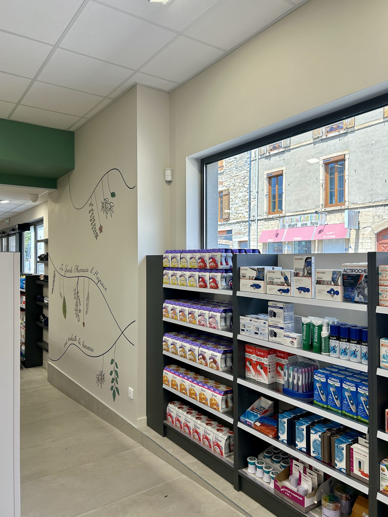 La grande pharmacie d'Heyrieux — vue 3 de l'agencement
