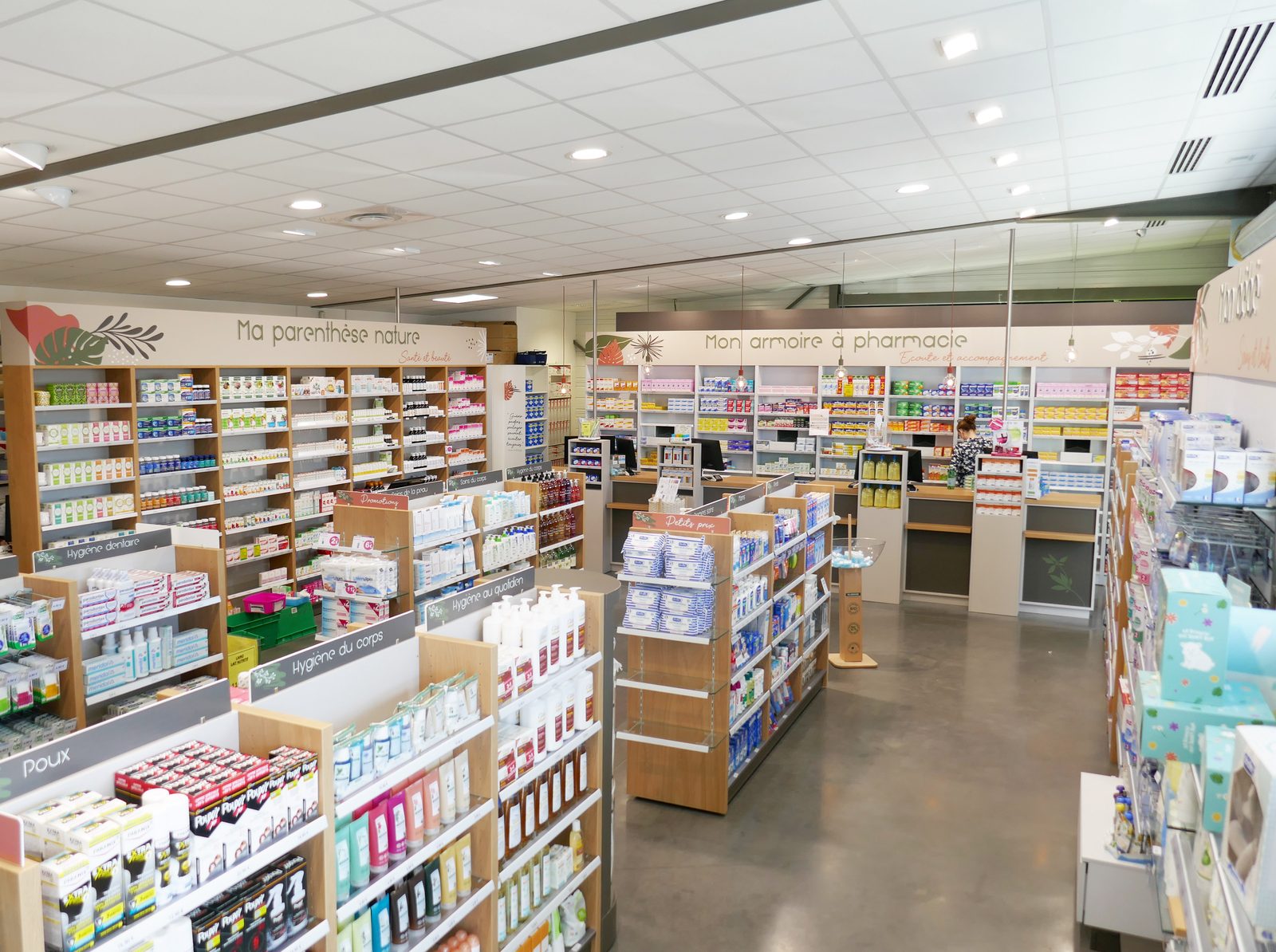 Pharmacie de Diémoz — vue 2 de l'agencement