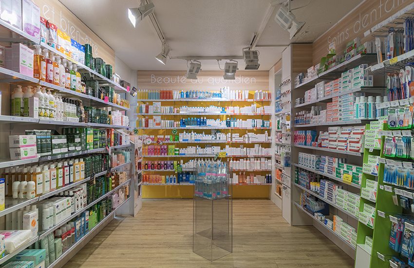 Pharmacie de Lugrin — vue 2 de l'agencement