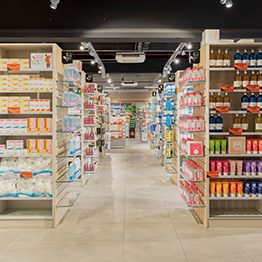 Pharmacie Oddon — vue 2 de l'agencement