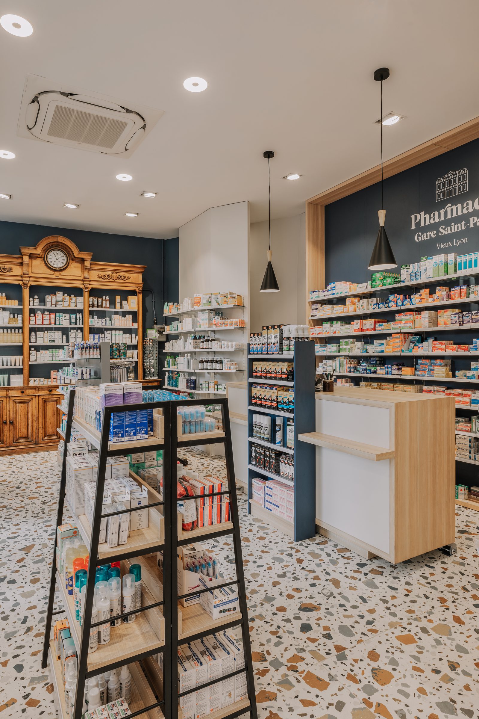 Pharmacie Gare Saint Paul — Agencement par Intemporelles à Lyon