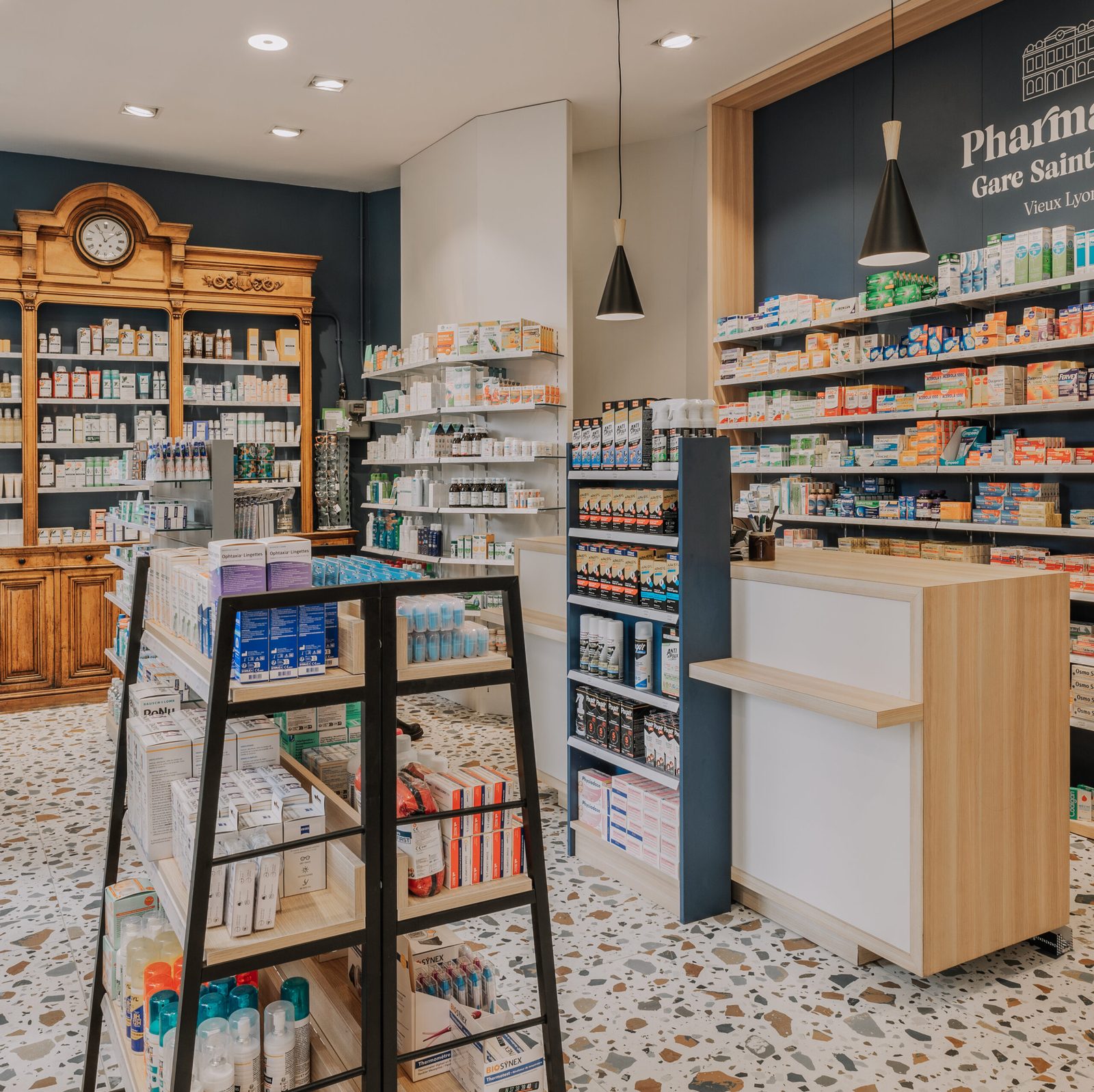 Pharmacie Gare Saint Paul — vue 2 de l'agencement