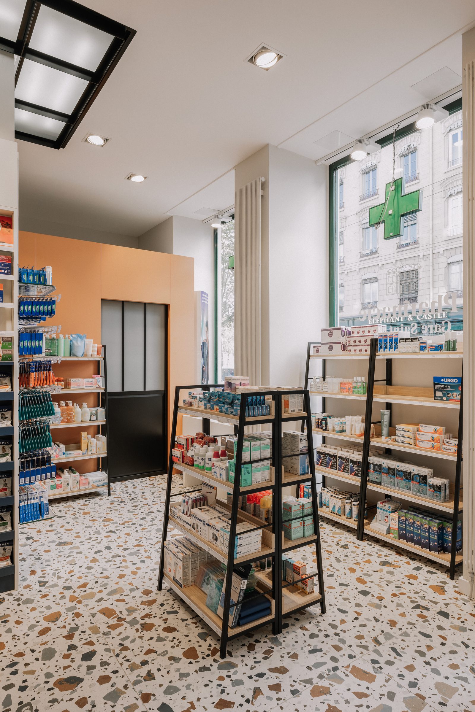 Pharmacie Gare Saint Paul — vue 3 de l'agencement