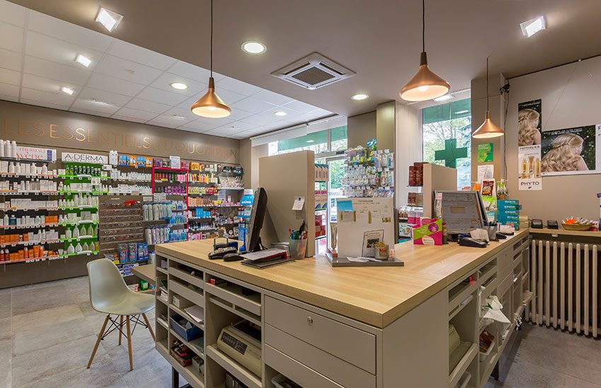 Pharmacie de l'Ile Barbe — Agencement par Intemporelles à Lyon